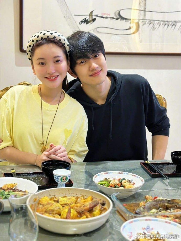 牵手画面超甜，妥妥被撒狗粮啦。那粉红泡泡都要溢出屏幕，今天又是默默羡慕别人爱情的