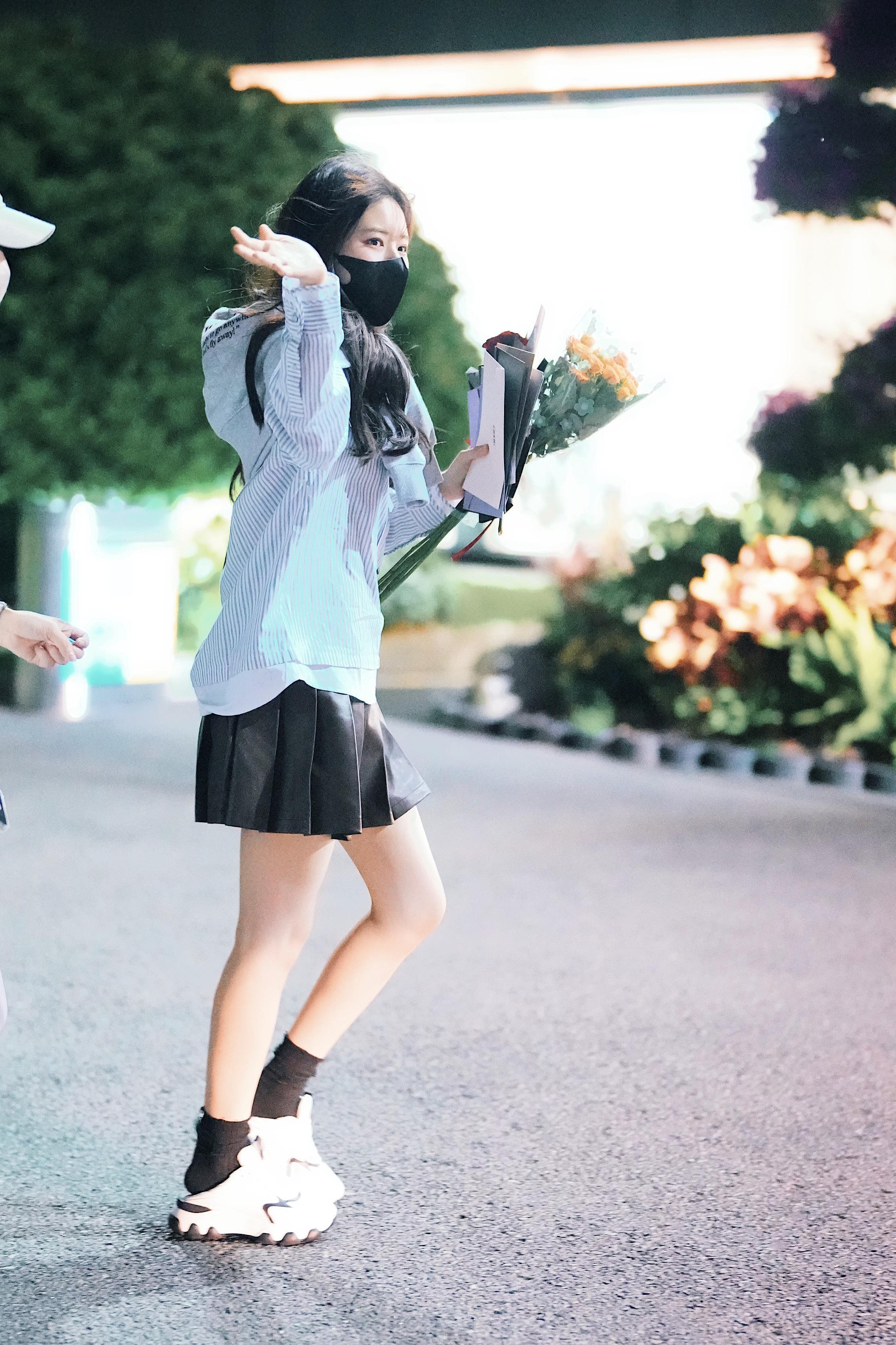 赵露思超话[超话]   美腿玉足，发射发射＞＞＞💕💕💕 