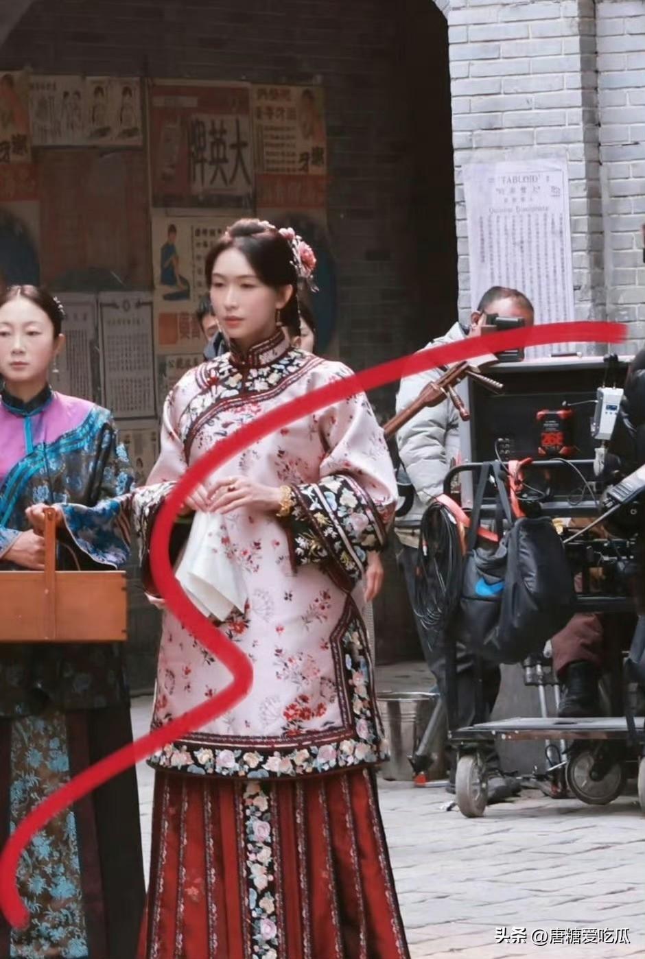 杨紫这一次
差点摊上大事，新剧《玉兰花开》杀青官宣阵容把林志玲删除了，没有糊弄，