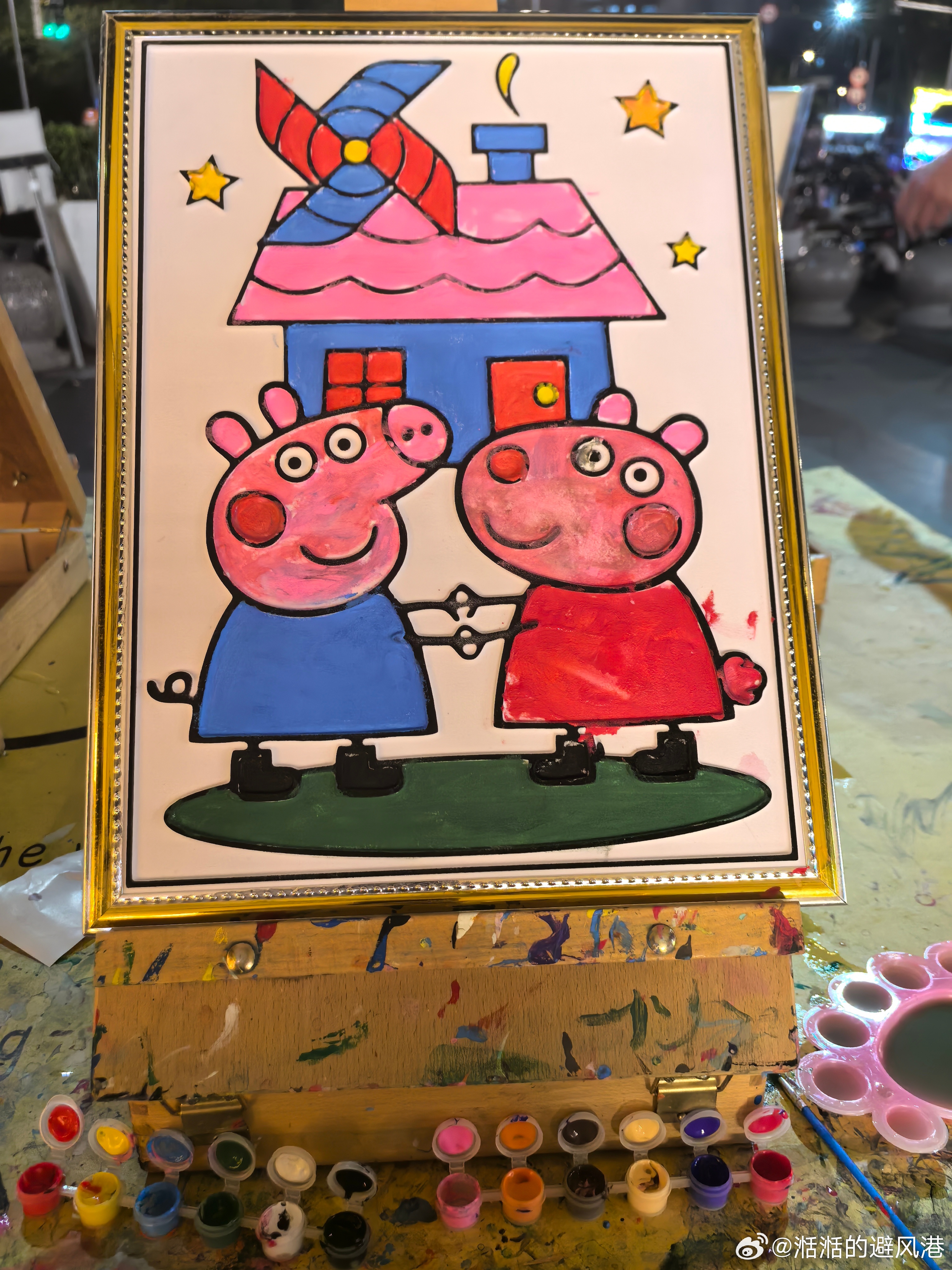 今晚小娃娃的作品，小猪佩奇和她的弟弟乔治登场了，吃完晚饭非要吵着来画画，还是有一