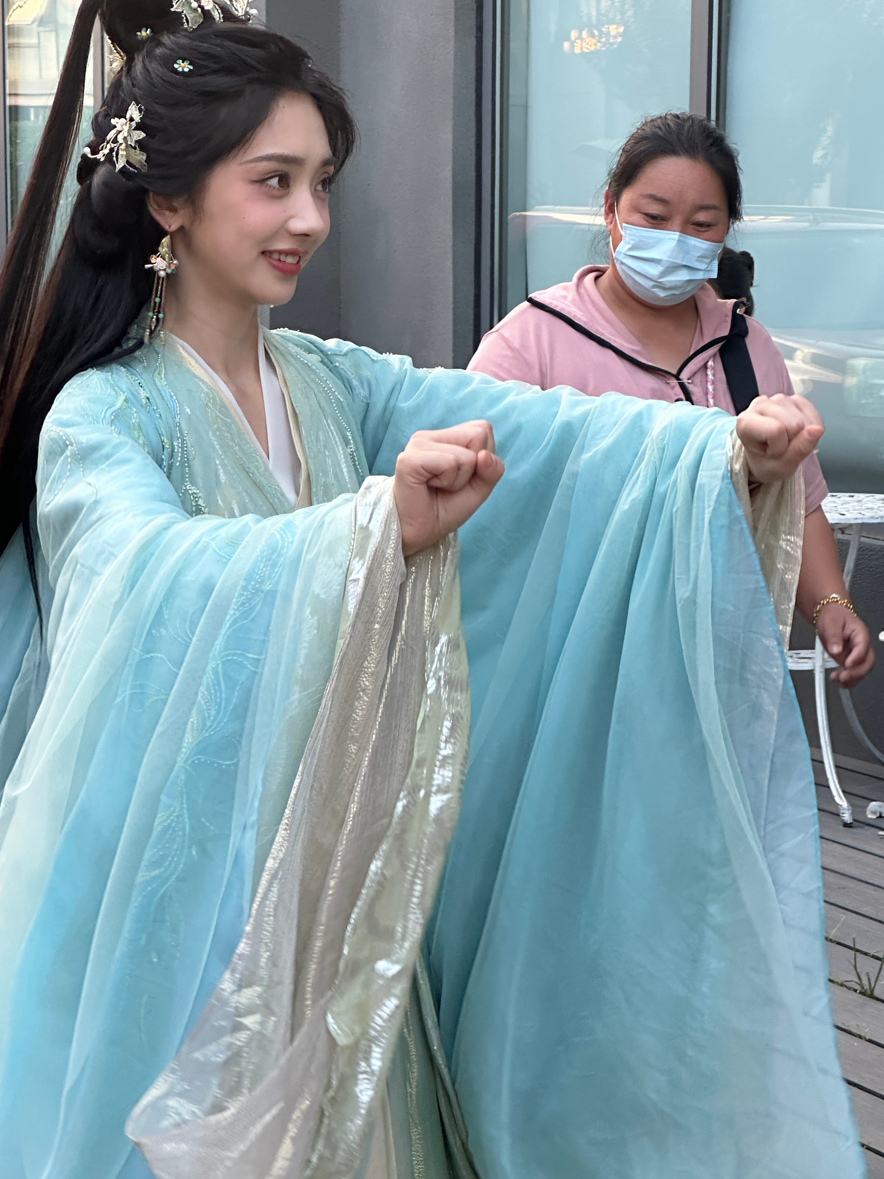 🆘偶遇王影璐北京古装拍物料 蓝衣清雅出尘 生图都美得如此权威🥹🥹!!!!王