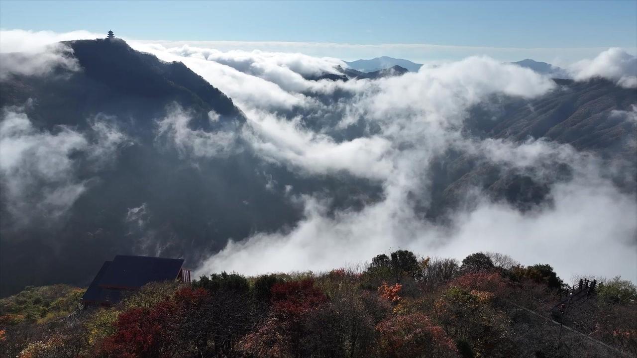 🌄汉中牛头山景区，山峰壮似牛头而得名。

⛰️山势陡峭，植被茂密，以其雄伟的山