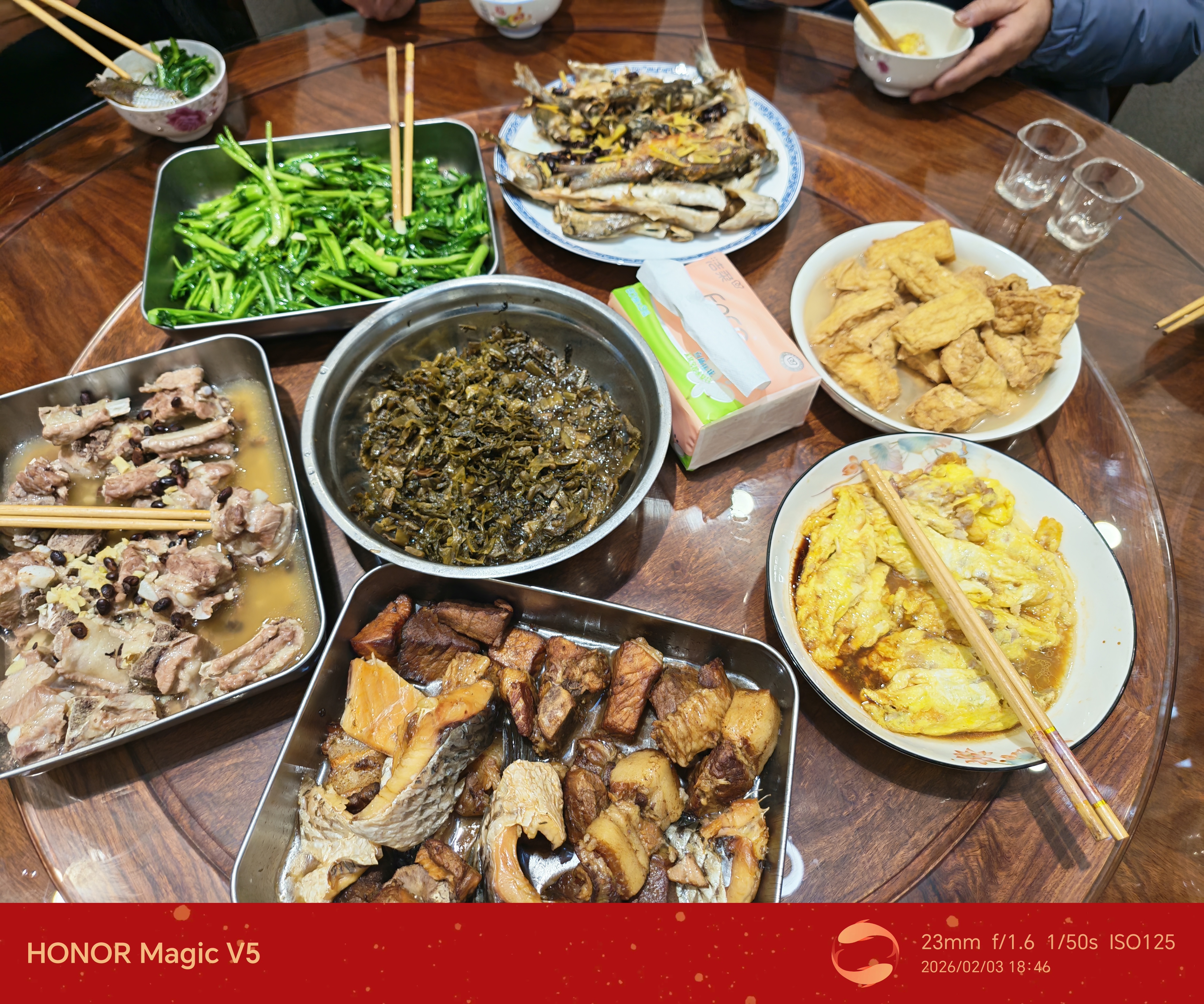 好久没吃两碗饭了，今晚干了两碗饭，还是家里味道好吃，明天又杀吃全猪宴，回来又要胖