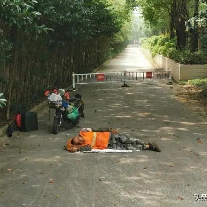 全网破防！郑州24岁外卖员街边猝倒，陌生大爷送医垫钱死守

你以为这只是个“好人