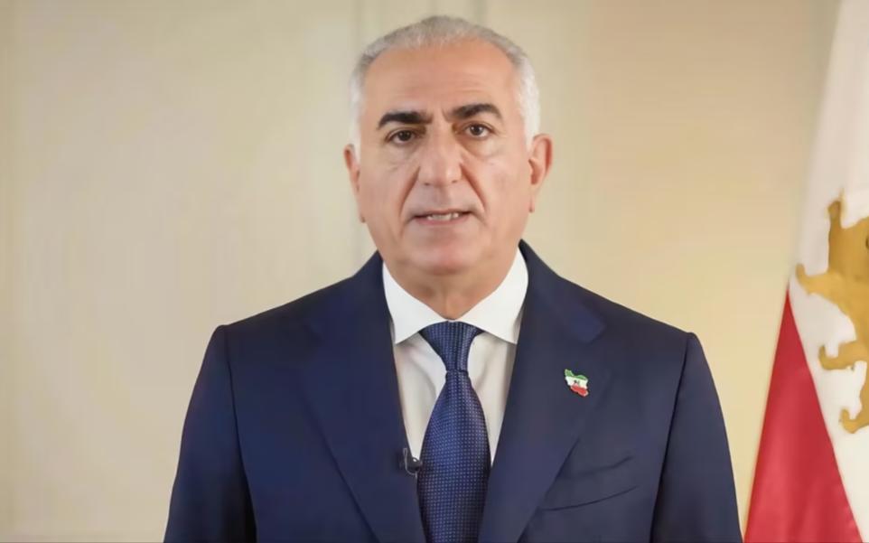 伊朗流亡王储柏林“遇袭”，被泼一身番茄汁！抗议者怒吼：这是血债！

4月23日，