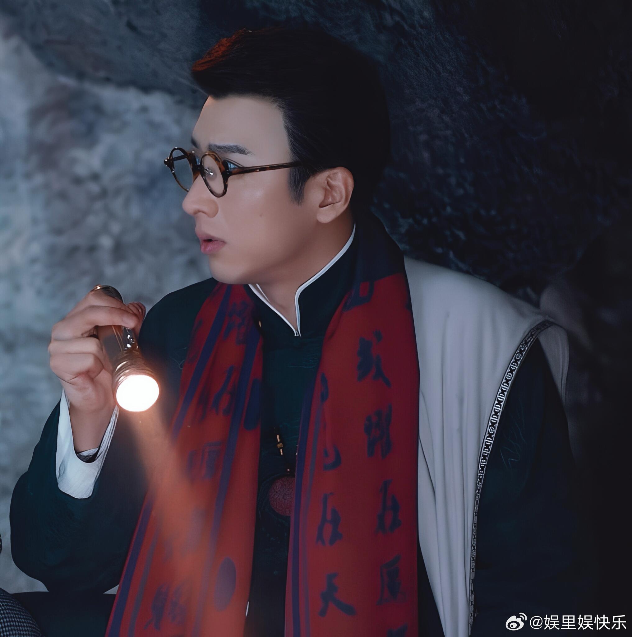 九门全员齐聚在优酷九门戏服剧宣🫧诚意满满的剧宣来袭！全员保留戏服造型同框，江湖