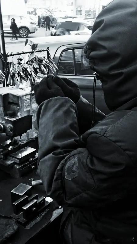 拥有一项稀缺的技能，在现在这个社会到底能有多吃香呢？

至少可以有一个开价权！