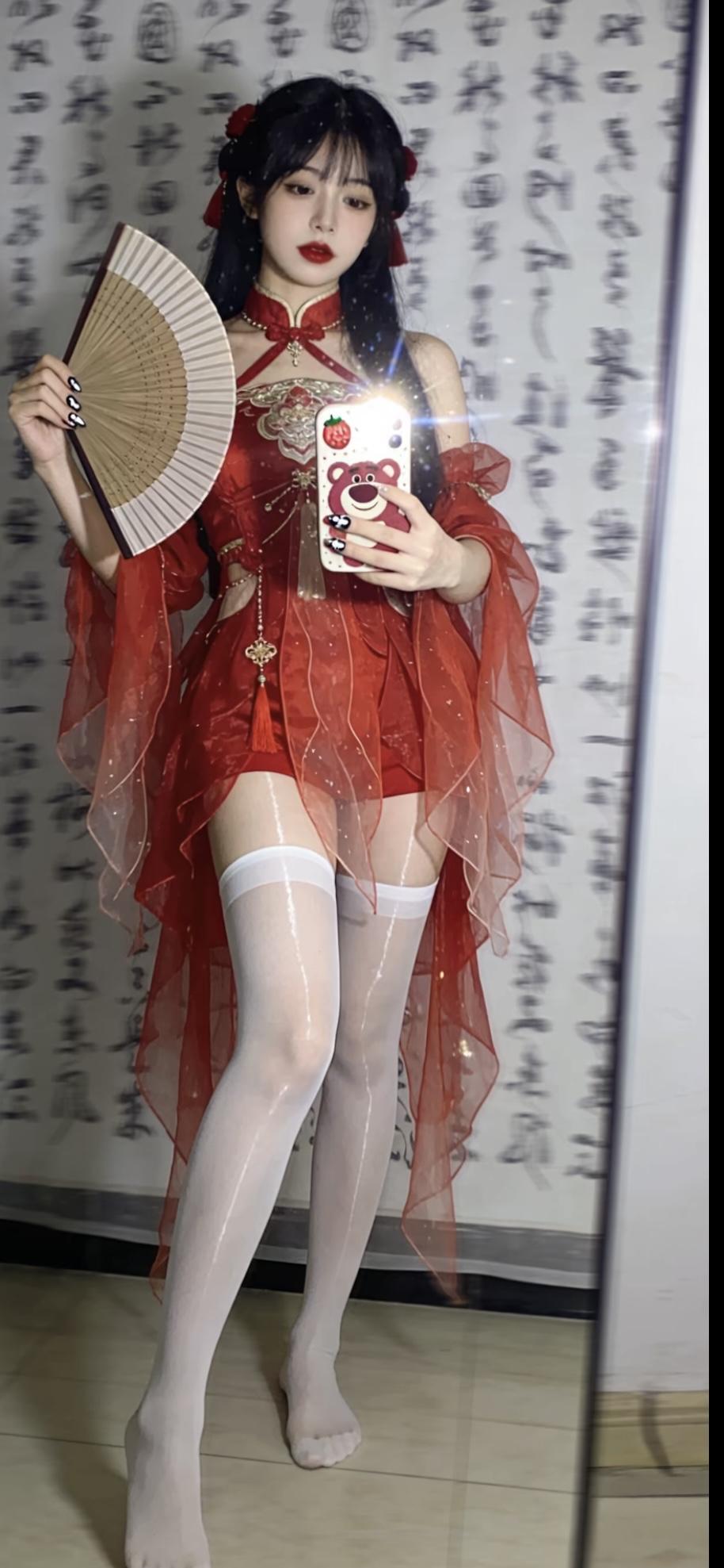 古风少女，红衣飘飘，手持团扇，韵味十足。古韵红衣女神 古典国风美女