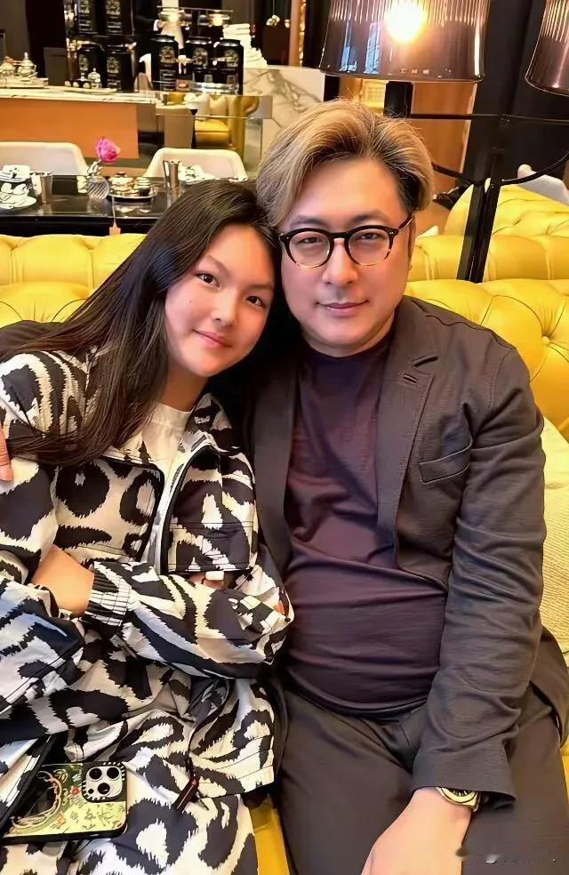 王诗龄和王岳伦这张老照片也太绝了吧！父女俩头靠头拍的那张，简直一个模子刻出来的！