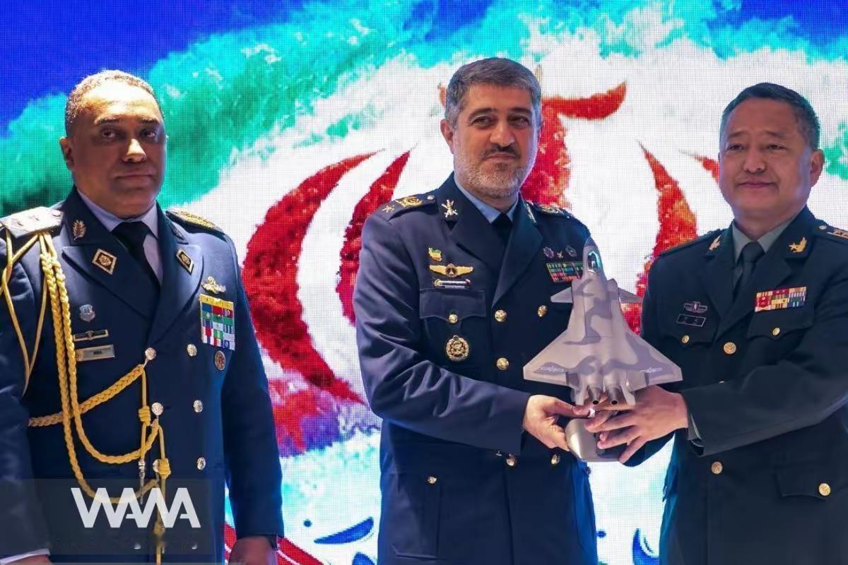 中国不会把歼-20卖给伊朗，原因有两个。

近日中国驻伊朗大使馆武官在公开活动中