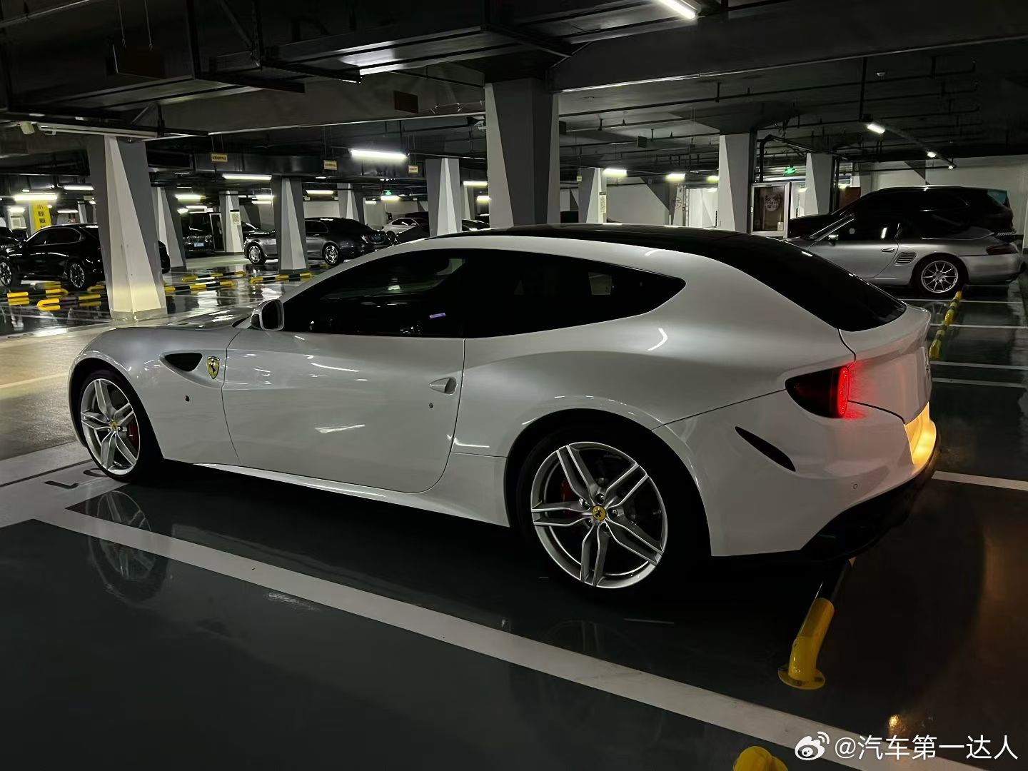 法拉利FF tm高定版，高定版配色与配置 