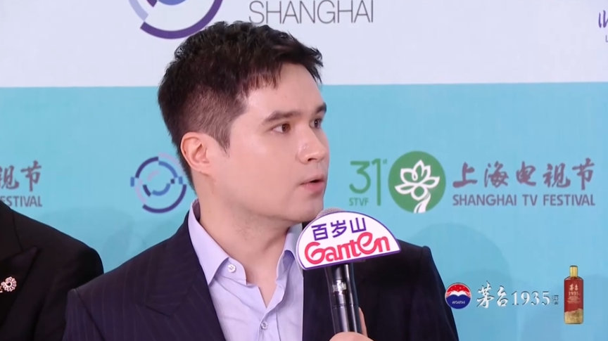 观众认可让肖战长舒一口气藏海传导演发言把肖战逗笑了 白玉兰红毯上，导演发言直接把