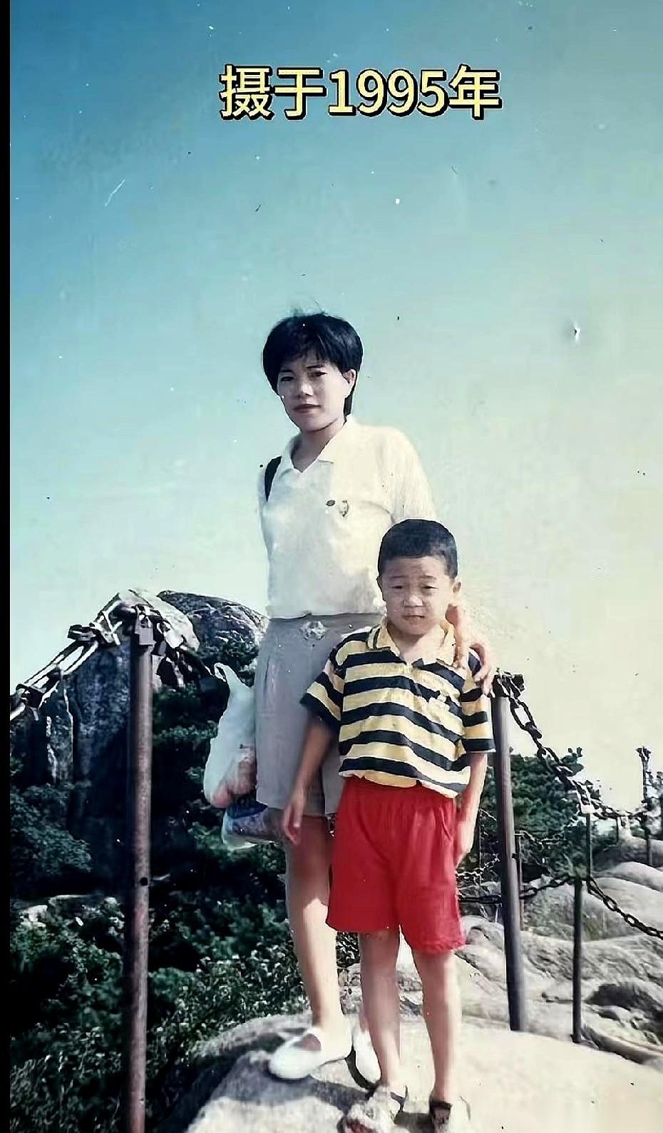 我揉了揉眼睛，以为看错了。
这照片里俩人，说是姐弟我都信，你现在告诉我是母子？！