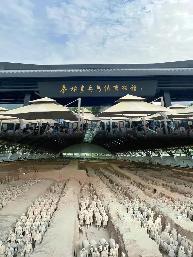 秦始皇和刘邦谁更高尚？
秦始皇，他没有分封一个自己的儿子为王。

吕思勉先生在《