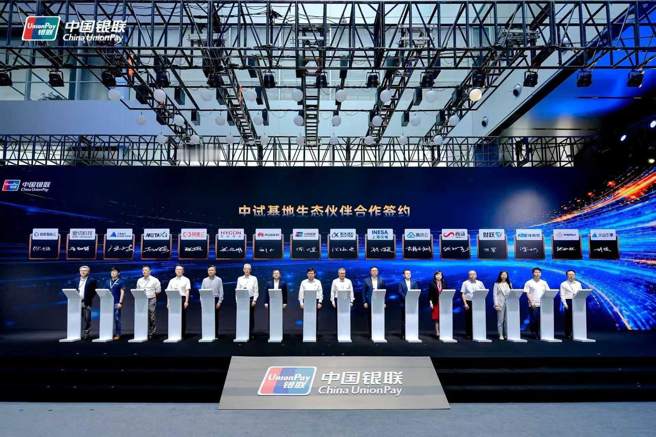 海光签下新合作，中小金融机构用AI能少交点“学费”了

大银行做AI，可以自己买