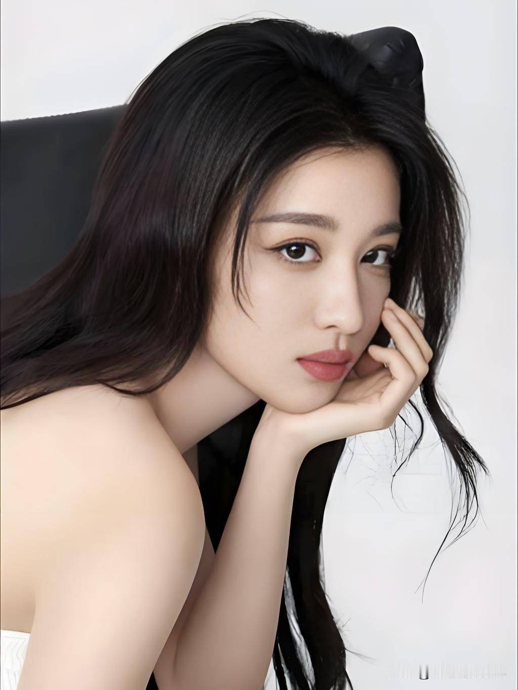 王楚然｜清冷与明媚的绝妙平衡，一颦一笑皆是画中仙。古装飘逸若惊鸿，现代装飒爽如清