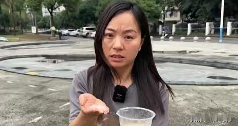 简直丧尽天良！6月16日曝光，四川一女子带娃吃火锅，点的“鲜榨玉米汁”孩子猛喝好