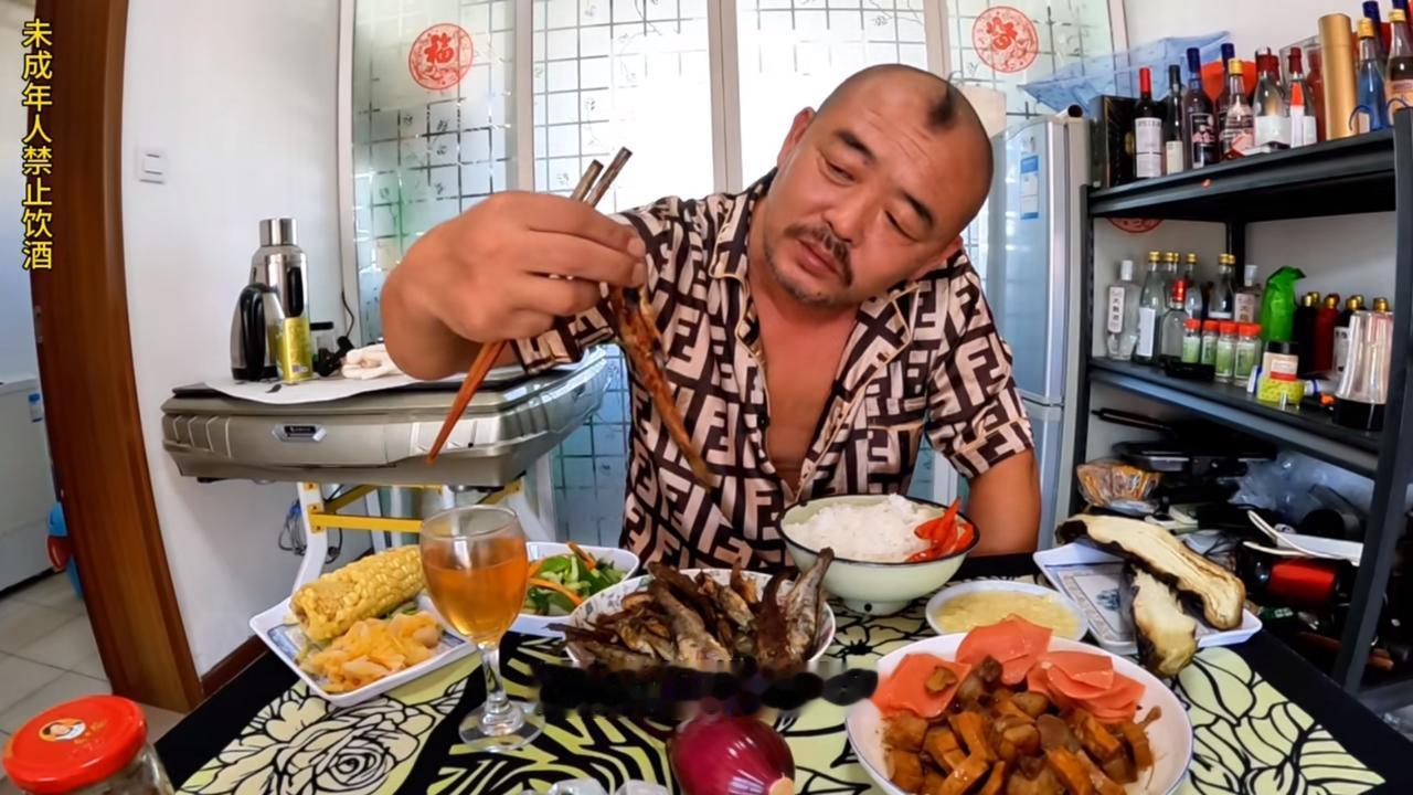 他每次搞那么多菜吃都吃不了“浪费”，而且他好像根本就不会煎鱼，小火慢慢地煎，他每