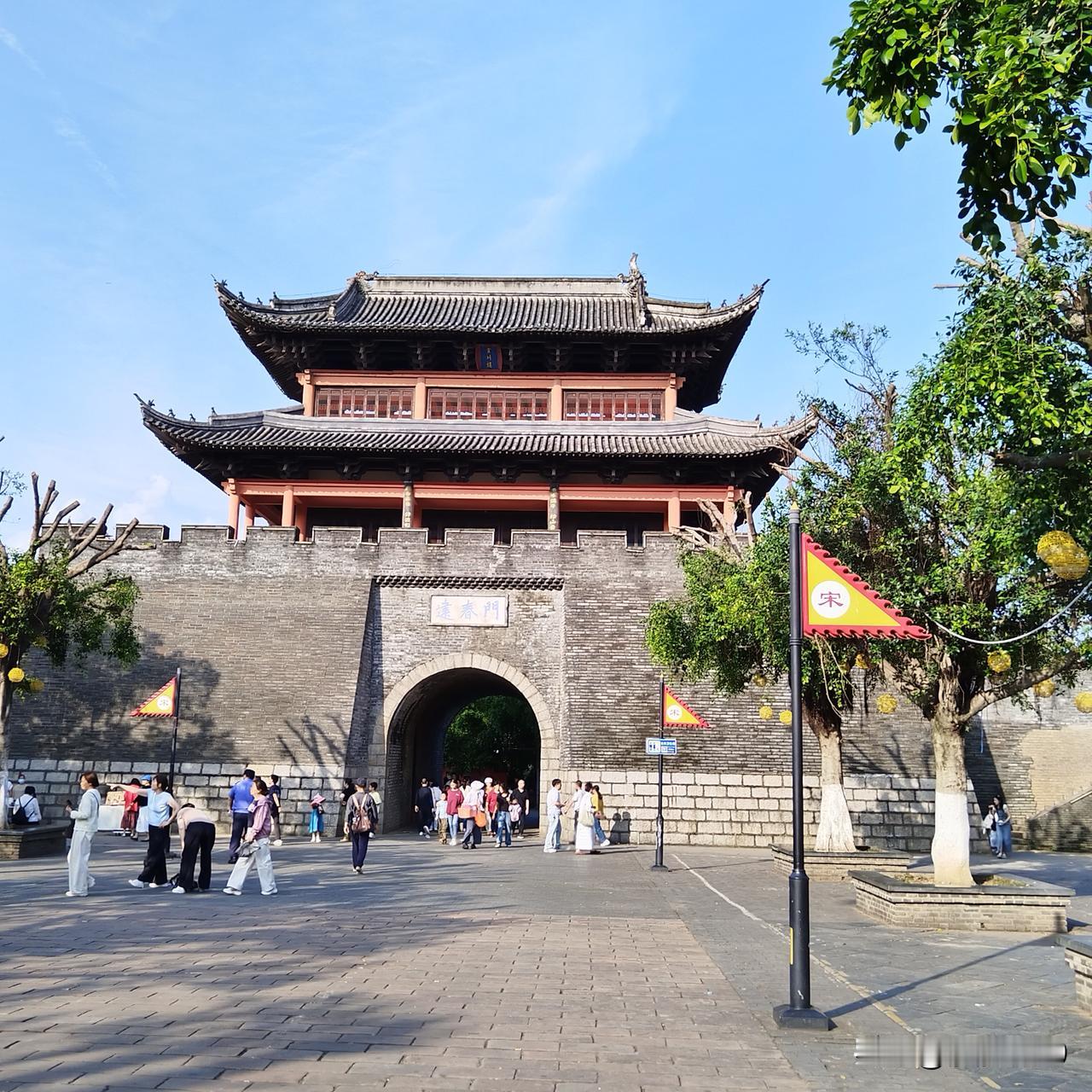 今早踏足章贡区中山路，立于太子楼对面的城楼下，看到城门上写着“建春门”，而城门上