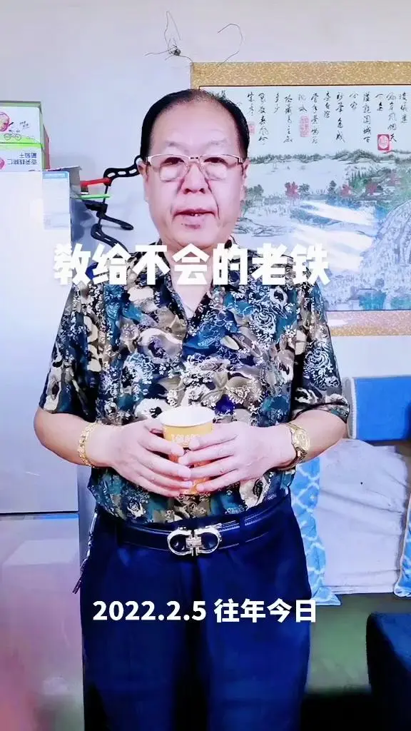 会漂浮的杯子？手把手教你。教漂浮术前先看表演，两个手要拿住杯子，一个手...