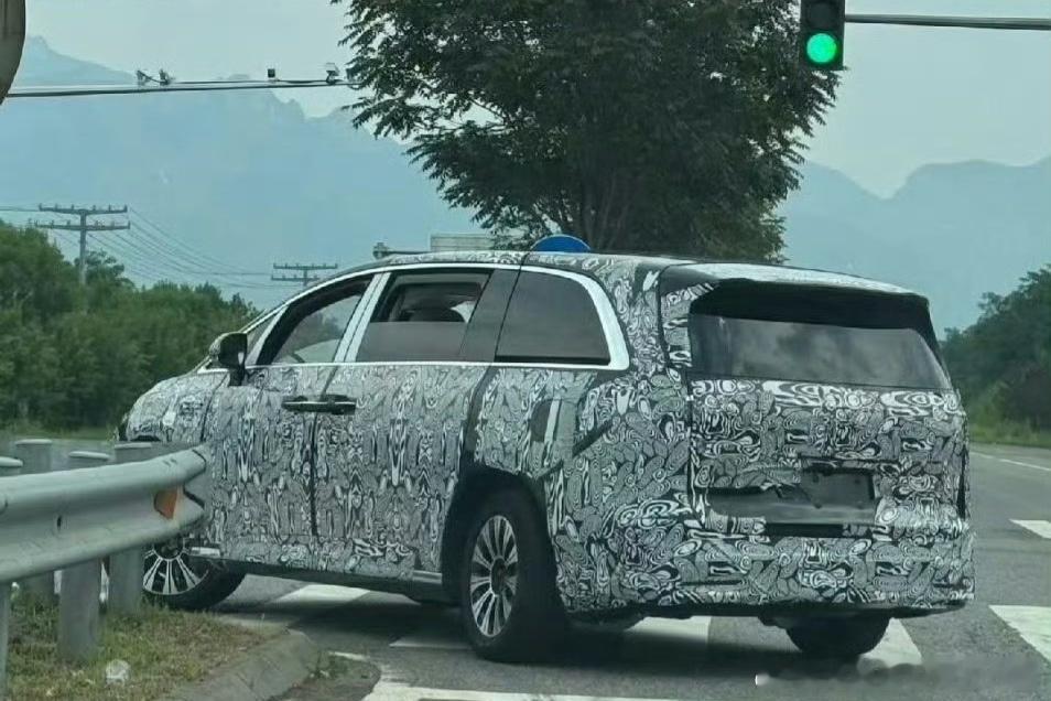 享界MPV路试车曝光