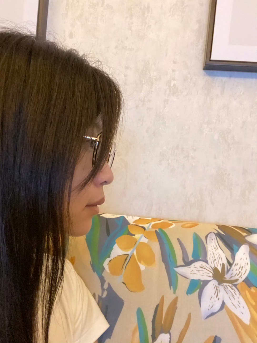 在老微博里看到我没戴牙套以前的侧脸（这会儿戴了三分之一进程），怎么觉得比现在好看