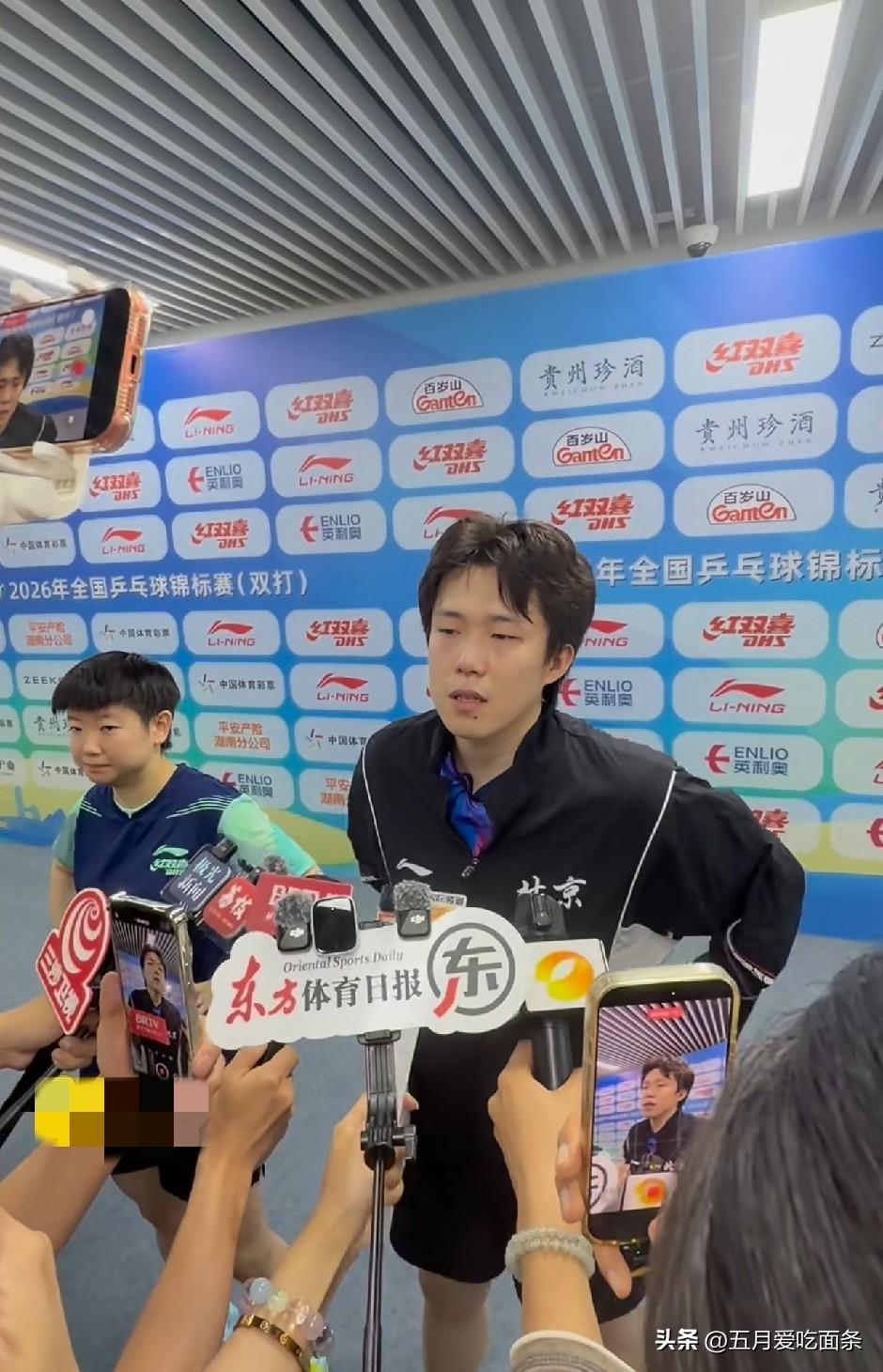 赛后混采，人山人海，这次全锦赛，很多地方台媒体也参与进来了，不像WTT和世界大赛