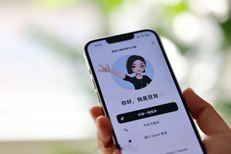 据界面新闻消息，字节跳动正与 vivo、联想、传音等硬件厂商推进 AI 手机合作