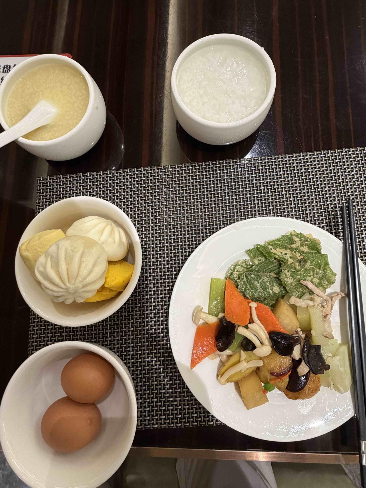 今天早晨7点，我在下榻的温州永嘉维多利开元大酒店用餐。
今天酒店，提供的早餐还可