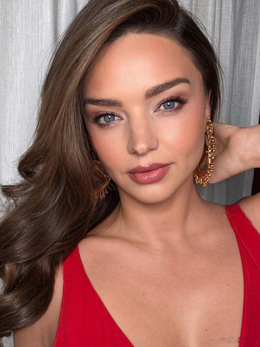 Miranda Kerr米兰达可儿分享新私照，扮靓完毕留下美图 