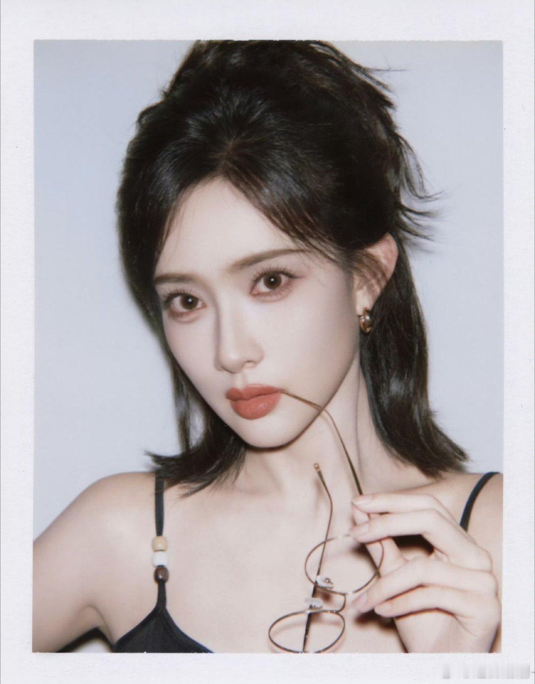 孟子义的撕拉大片太惊艳啦！她轻轻一撕，从甜美少女秒变高智感“麻辣女教师”。黑色吊