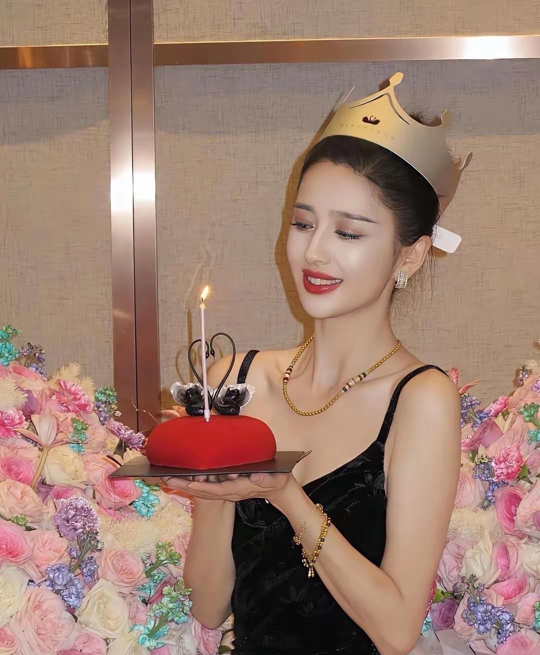 佟丽娅这波生日状态也太绝了吧！一头利落盘发配上红唇，黑色吊带裙把肩颈线条衬得巨好