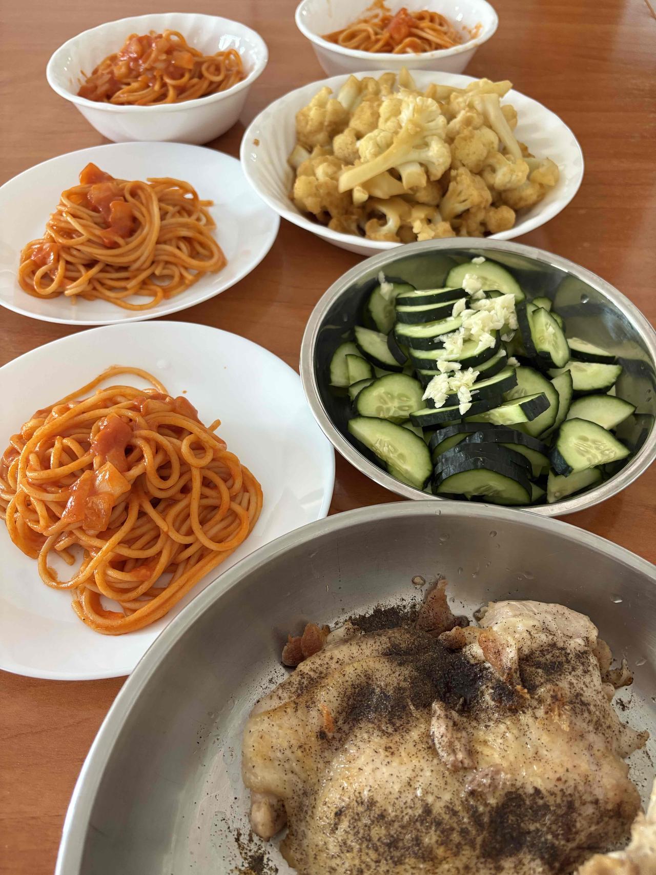 先把意面煮熟，加洋葱碎炒香到，倒番茄酱加芝士，再放入煮熟的页意面搅拌均匀即可。这