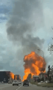 俄罗斯彼季戈尔斯克一家加油站发生爆炸，巨大的火球腾空而起，2个角度进行了记录，场