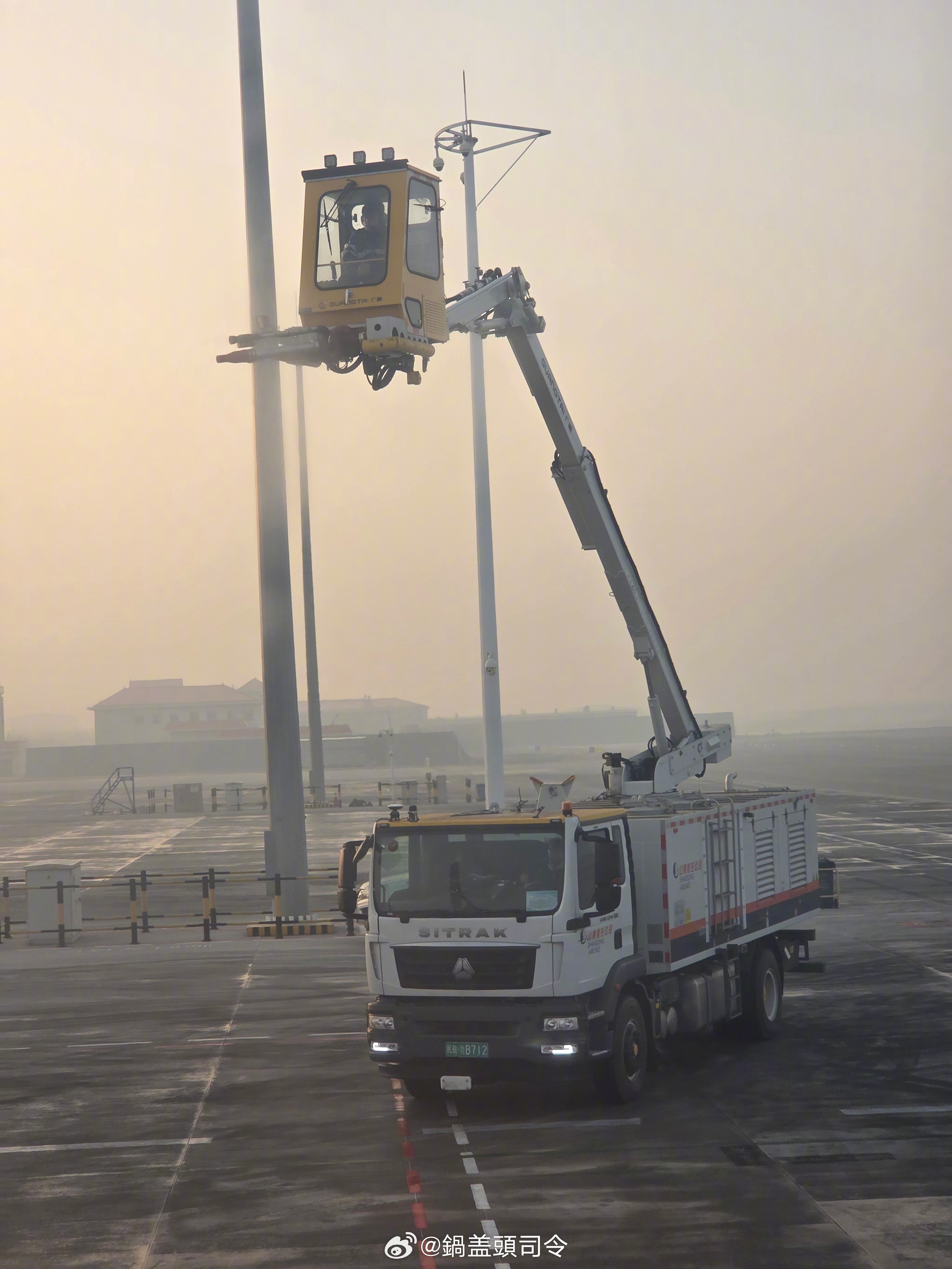 刚要起飞，机长说要等会，然后来了个车，大家知道这个车是干啥的么？ 