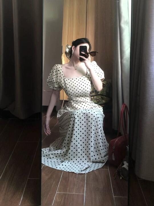 气质港风美女感还得是波点裙！