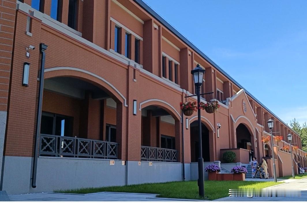 今天路过大连理工一二九街老化工系校舍，目光抚过这片历经百年风雨的老校舍，心中生出