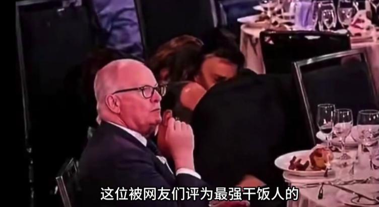 别人躲枪他夹菜！白宫晚宴上枪响大作，上千人慌不择路钻桌底，为啥偏偏有个男人稳坐不