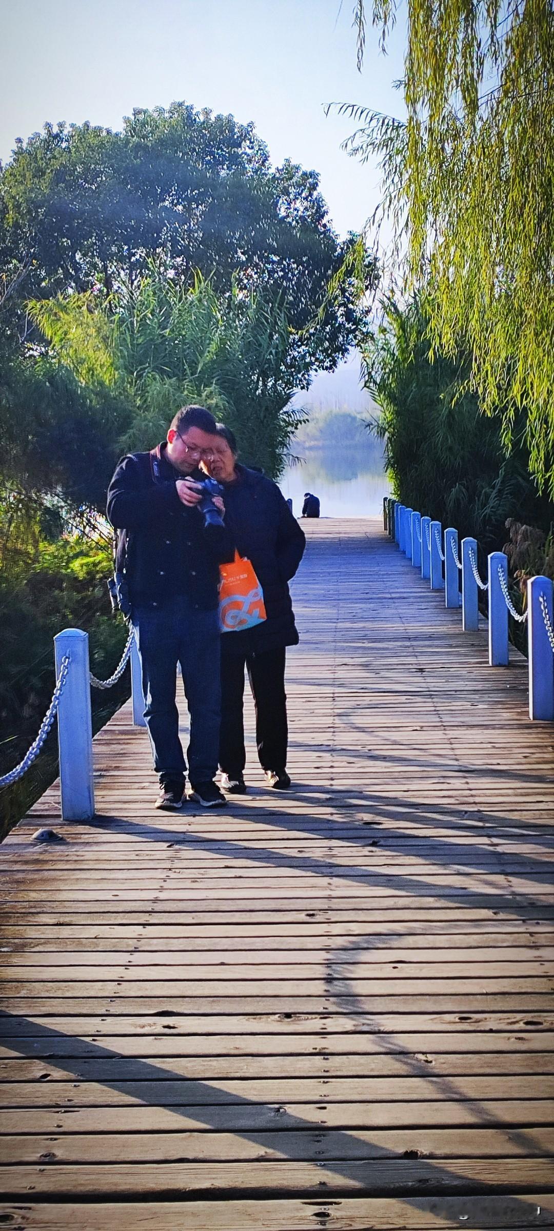 冬日生活随拍看看单反拍的如何？年初流行“做个不扫兴的人”，瞅瞅认真劲儿，价值到位