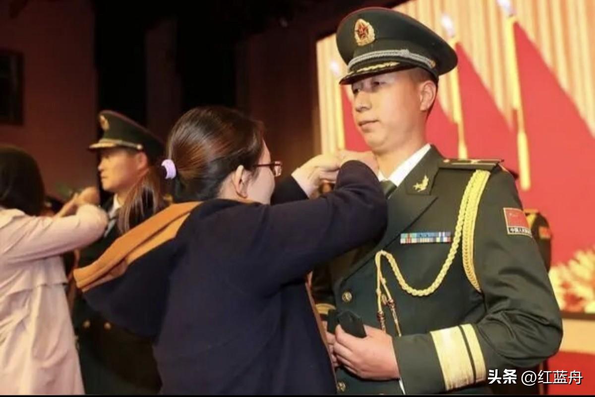 讲究的团长嘱咐下属说好口头语

       三营长到团长办公室汇报工作，汇报毕