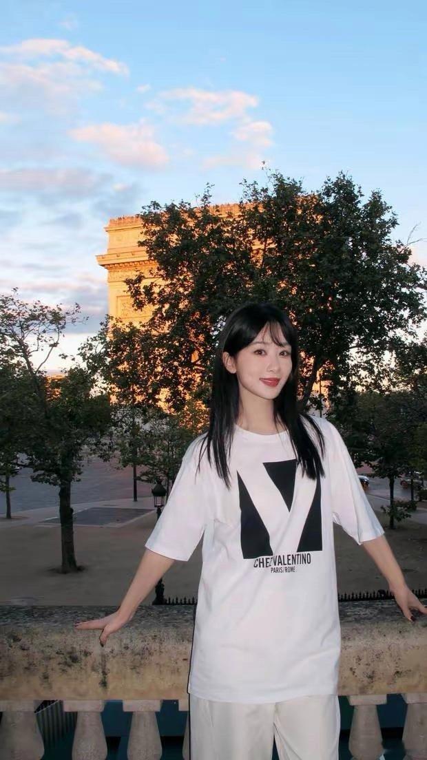 杨紫对镜比耶笑容甜美温柔 长发披肩宛如贵族千金 ​​​