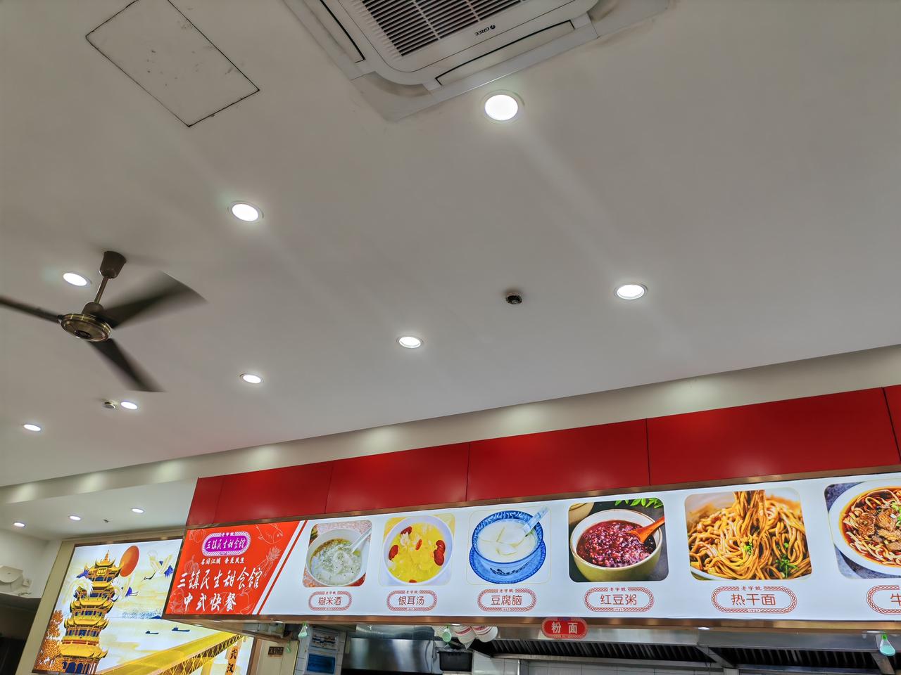 （8元），面窝（2元），小笼汤包（12元），三鲜汤（10元），感觉还是三鲜豆皮最