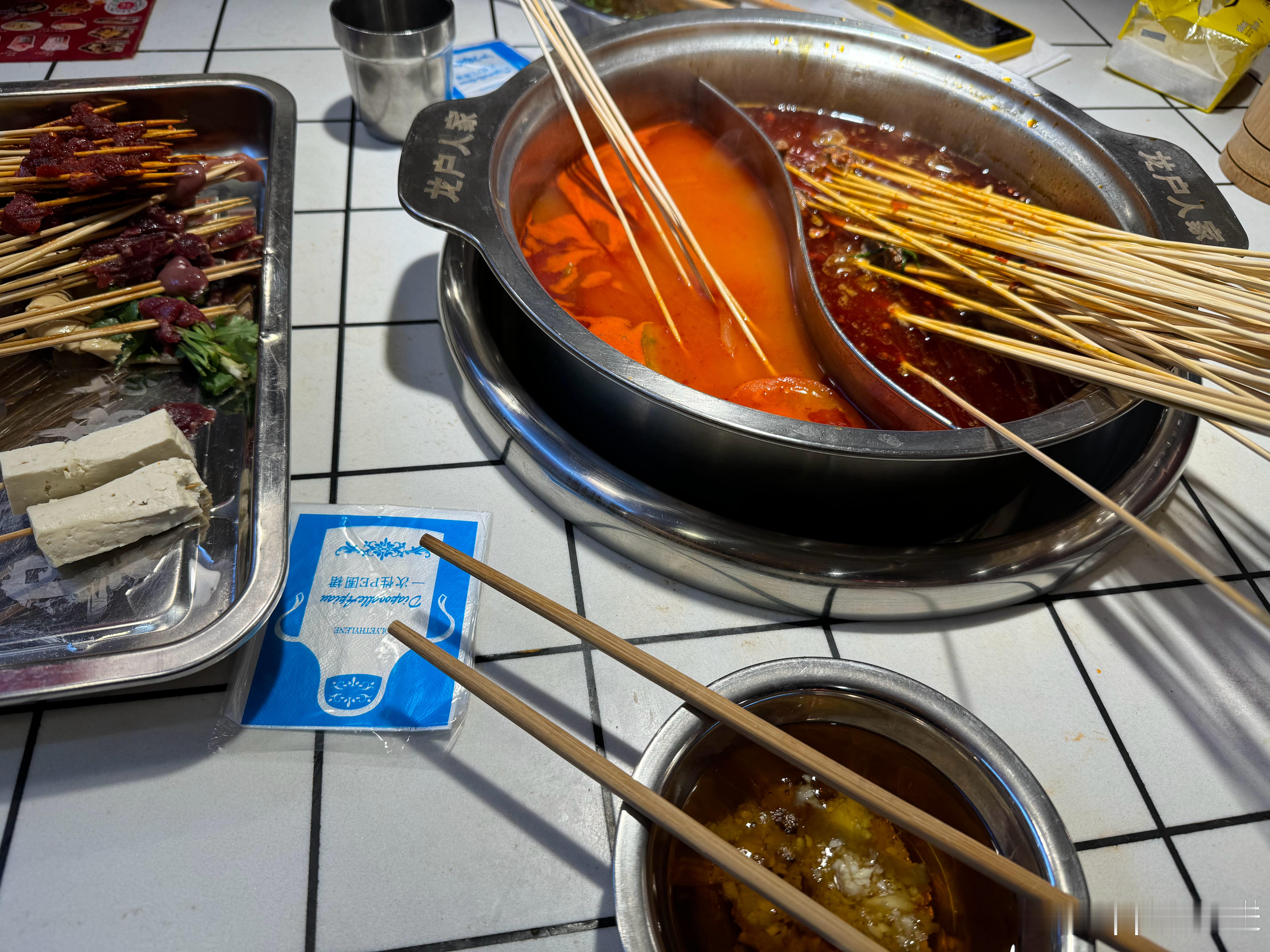 我老婆没来之前，我在外面打电话。结果我老婆大学同学把我认出来了了（关键我还不认识