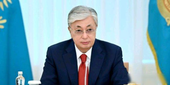 12月20日这天，哈萨克斯坦总统托卡耶夫在日本一所大学里做演讲，说着说着，他就把