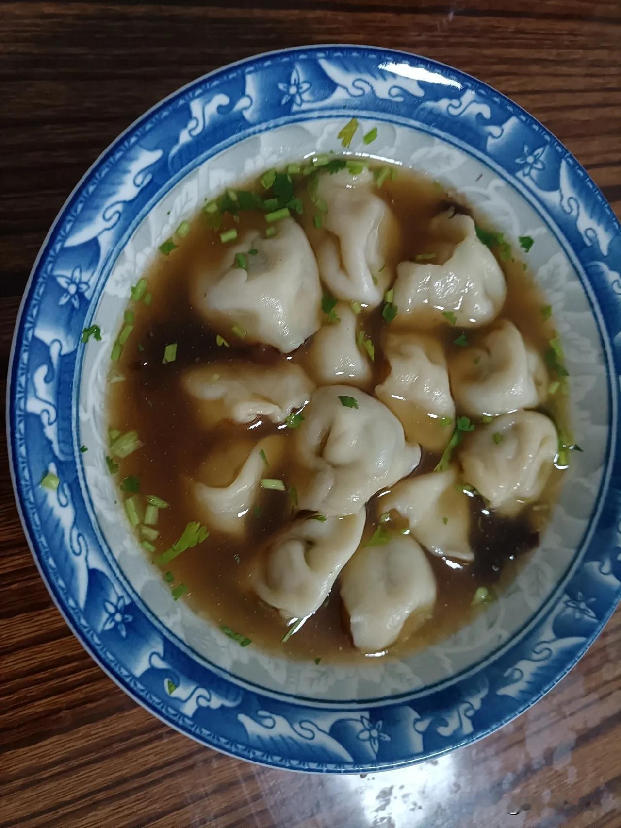 #简简单单又一餐#早晨给老爸做了馄饨
简单方法
调汁：分别加入适量生抽，香油，香