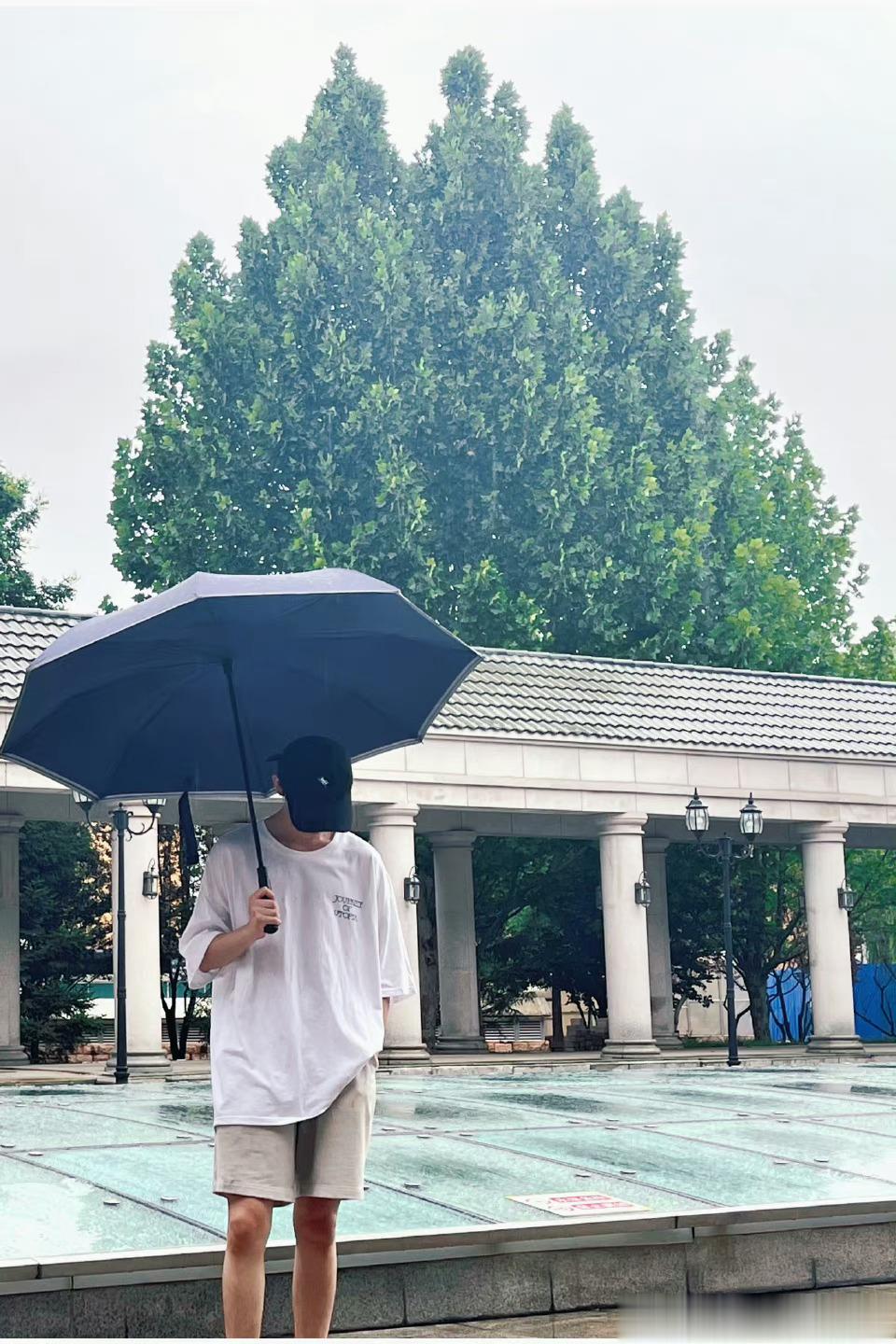 #丁程鑫今日有雨##丁程鑫雨中举伞随拍# 男模大片 ​​​