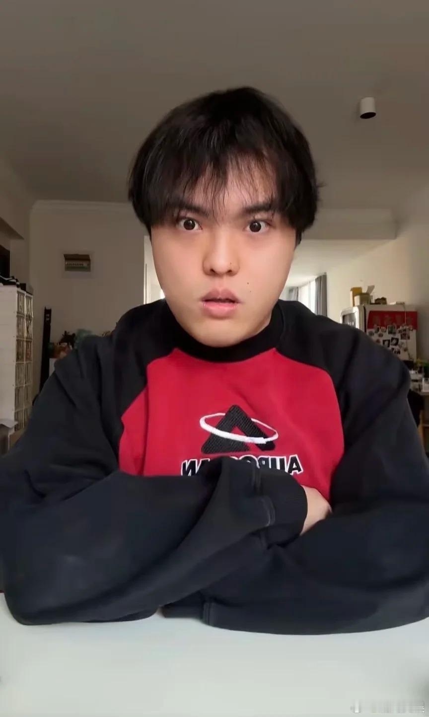 桃黑黑宣布暂时退网 8月19日，千万粉游戏主播桃黑黑在社交平台发长文宣布暂离互联