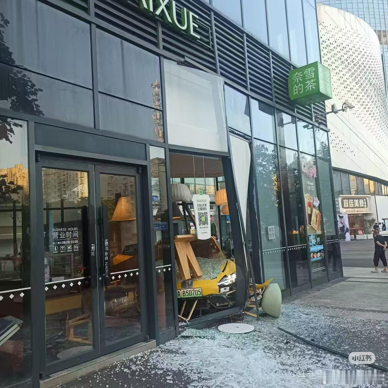 为了出联名款，这店老板也是用心了，这回头率+进店率肯定很高小米su7大v聊车 ​