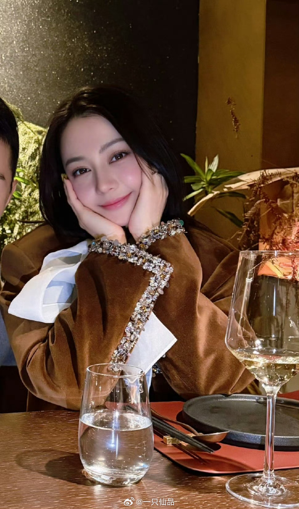 新鲜的热巴，粉粉嫩嫩的好可爱呀让我们一起期待迪丽热巴白日提灯刘冲和迪丽热巴聚餐