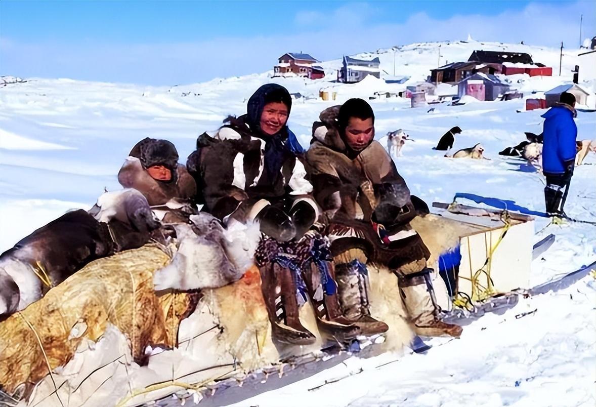 格陵兰岛原住民因纽特人，和中国人同属黄色人种。他们都是黄皮肤黑眼珠黑头发，基因研